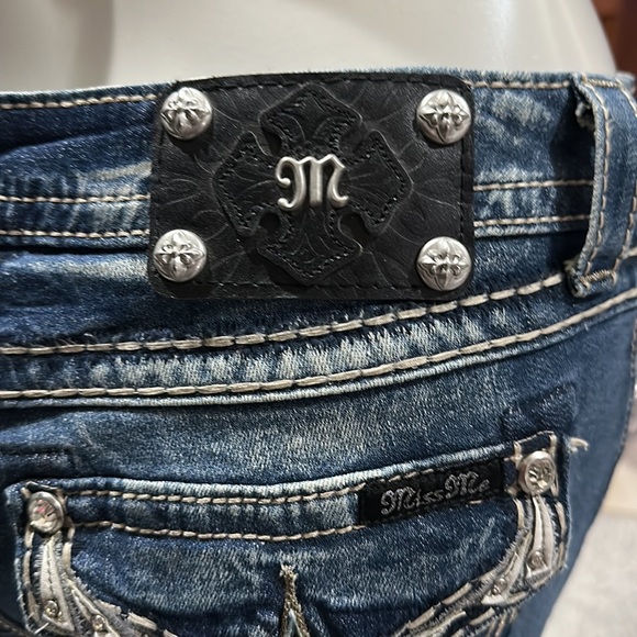 29/34 Miss Me  MidRise boot like new - Picture 3 of 9